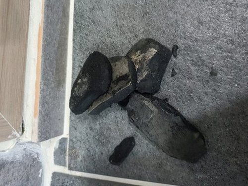 영종구 하수구막힘 작업 전 수납장 내부를 정리한 주방 및 욕실 공간